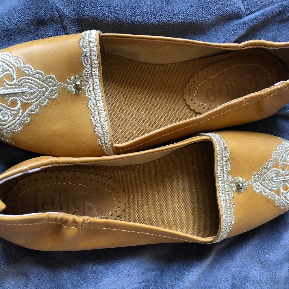 Latigo embroidered Moroccan flats